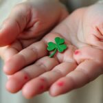 découvrez les superstitions et les causes médicales liées à une démangeaison à la main droite. comprenez ce que signifie ce phénomène selon la tradition et la science.