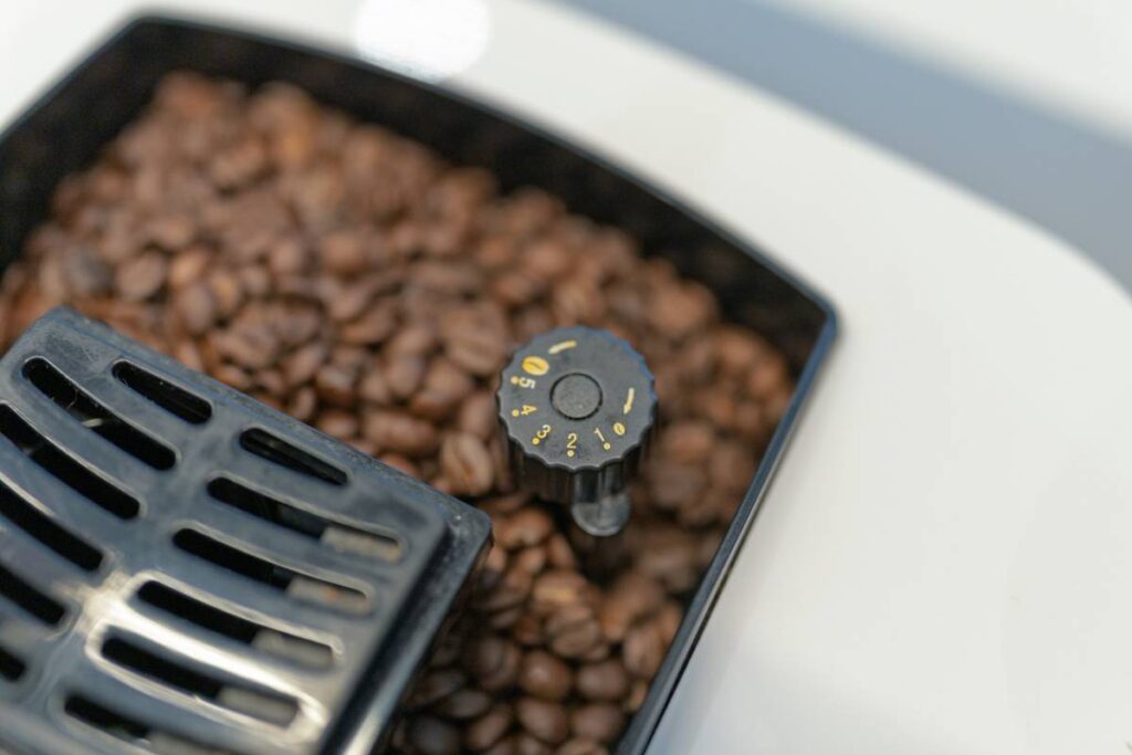 Ce que le grain de café préserve que le moulu ne peut plus offrir